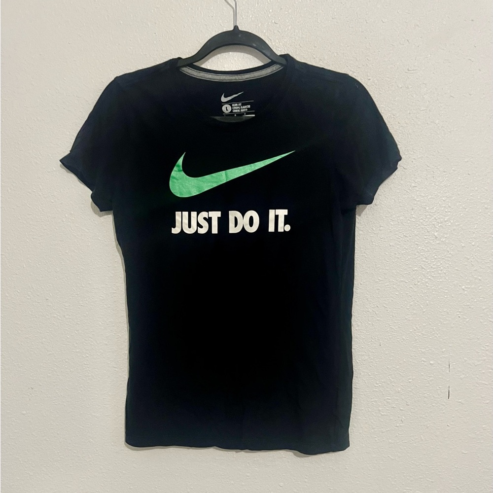 NIKE Women’s Black T-Shirt Size Large